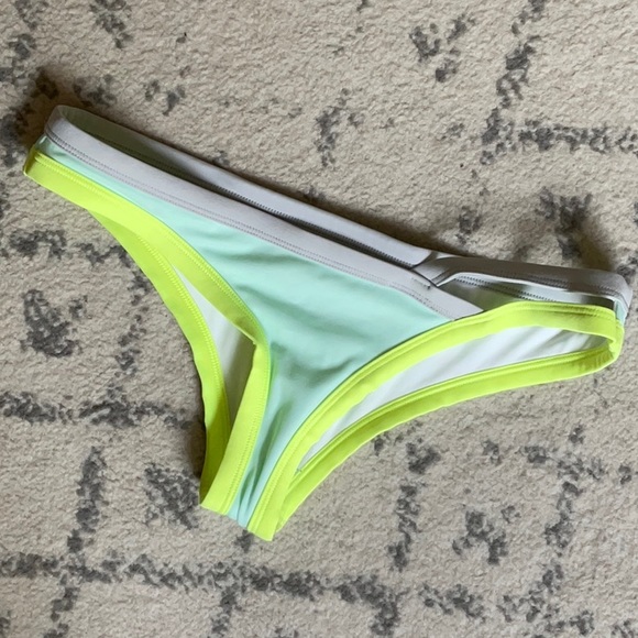 NEW Victoria Secret Strappy Cheeky Bottoms XS - Picture 1 of 4